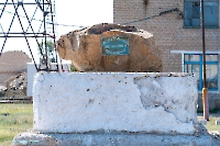 Памятник в честь основания п. Восточный. Июнь 2025 года