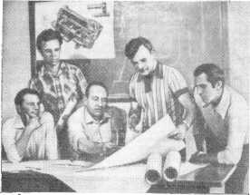 Творческая группа рационализаторов, возглавляемая заслуженным рационализатором РСФСР Г. И. Хапугиным. Слева направо: С. Л. Крылов, Ю. Ф. Куленков, Г. В. Перегудов, Г. И. Хапугин, В. Г. Коваленко. 