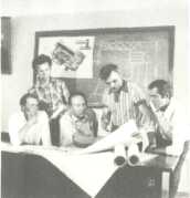 Члены творческой группы рационализаторов С. Л. Крылов, Ю. Ф. Куленков, В. Г. Перегудов, Г, И. Хапугин и В. Г. Коваленко обдумывают новое рационализаторское предложение. 