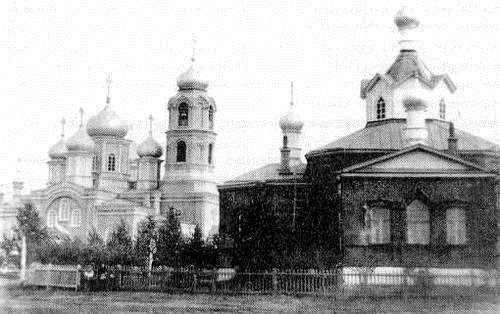 Новая и старая церкви Покровского женского монастыря. 1916 г.