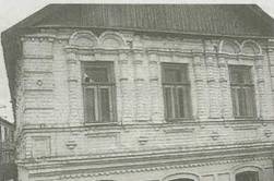 В этом довольно скромном доме и жил знаменитый фабрикант