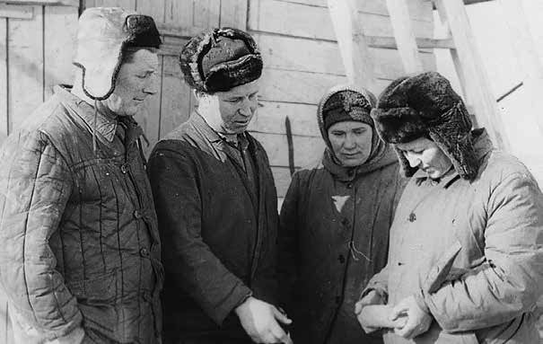 С коллегами на буровой (справа), 1969 год