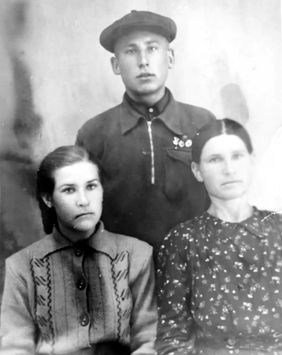 На фото жители п. Воскресенского: Голенков Владимир Дмитриевич, его мама Плужникова Надежда Николаевна, Грекова Лидия Федоровна (племянница женщины, дочь ее брата, погибшего в войну под Москвой)