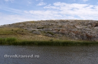 Мраморный утес на р. Джусе у п. Слюдяного. Июль 2012 года