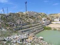 Опытный карьер ЗАО «ВГРЭ» (пройден в 1985 г.) — южная часть Айдырлинского месторождения мрамора