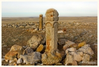 Кладбище Кызаулер с тремя стелами-кулпытасами