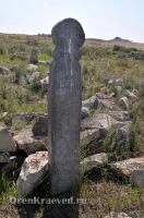 Старое кладбище близ гранитных скал «Шонкал». Июль 2012 года