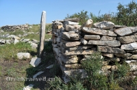 Старое кладбище близ гранитных скал «Шонкал». Июль 2012 года