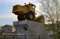 Памятник первоцелинникам в посёлке Светлый. Май 2012 года