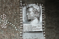 Мемориальная доска с барельефом А.С. Пушкина с. Татищево. 2014 год