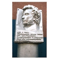 Мемориальная доска с барельефом А.С. Пушкина в селе Черноречье