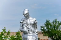 Памятник «Женщина с ребенком» посвящен женщинам и детям тыла, в честь 40-летия Победы в Великой Отечественной войне в 1941–1945 гг. с. Белошапка