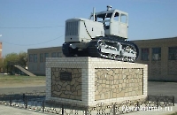 Памятник покорителям целины в посёлке Адамовка