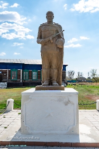 Памятник Солдату Великой отечественной войны 1941–1945 гг. с. Гирьял. Апрель 2025 года