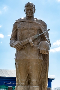 Памятник Солдату Великой отечественной войны 1941–1945 гг. с. Гирьял. Апрель 2025 года