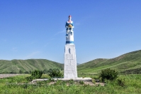 Памятник женщине с хлебом-солью на въезде в Кувандык. Май 2013 года