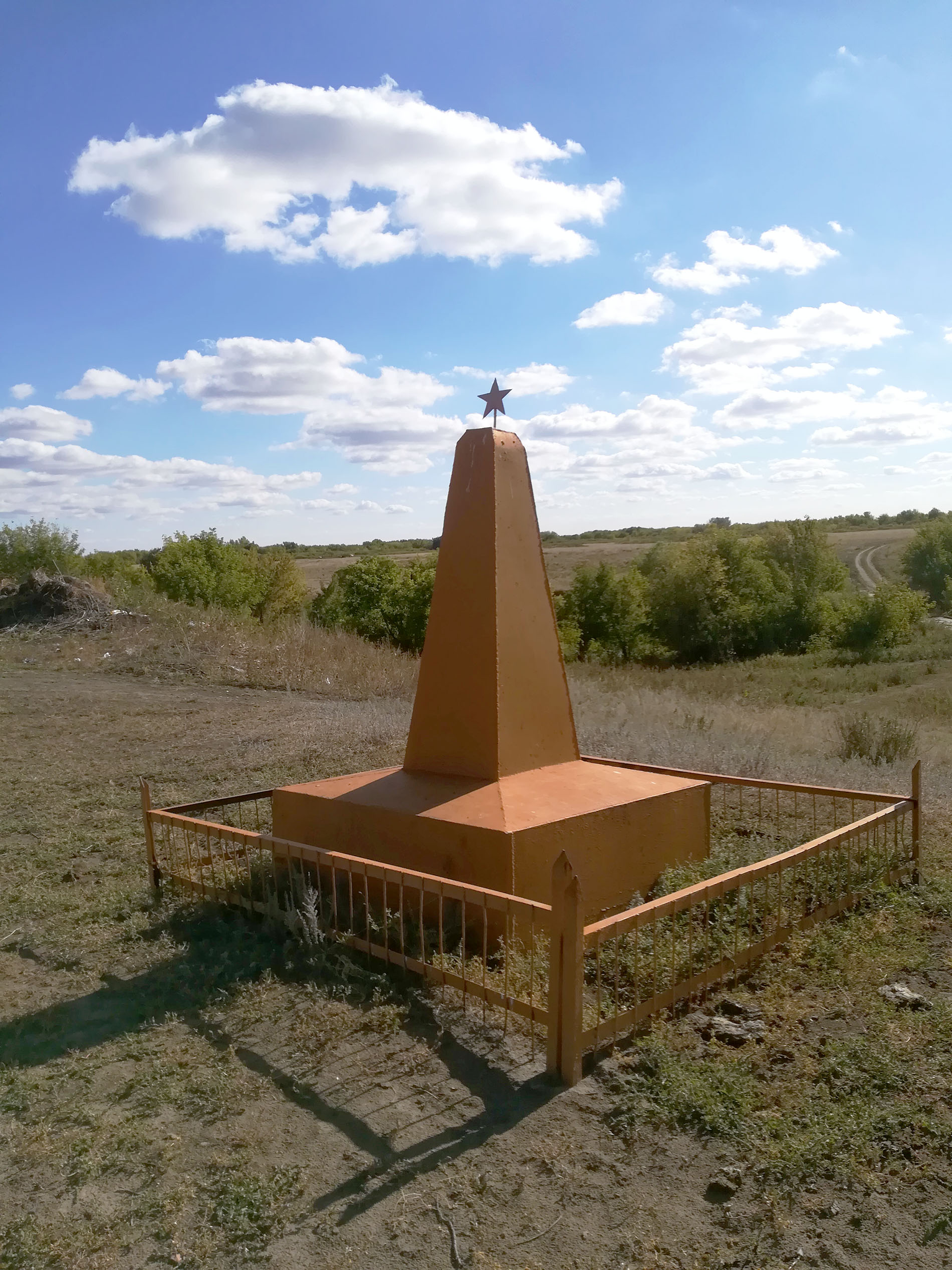 Братская могила красноармейцев-разведчиков, погибших в борьбе за Советскую власть в 1919 г.