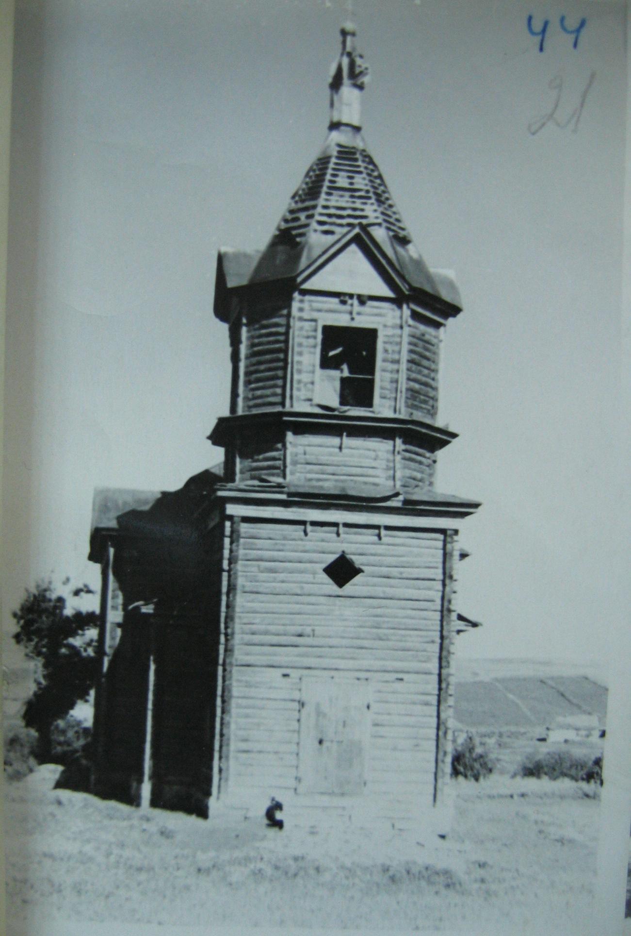 Здание бывшей церкви в селе Барки Шарлыкского района