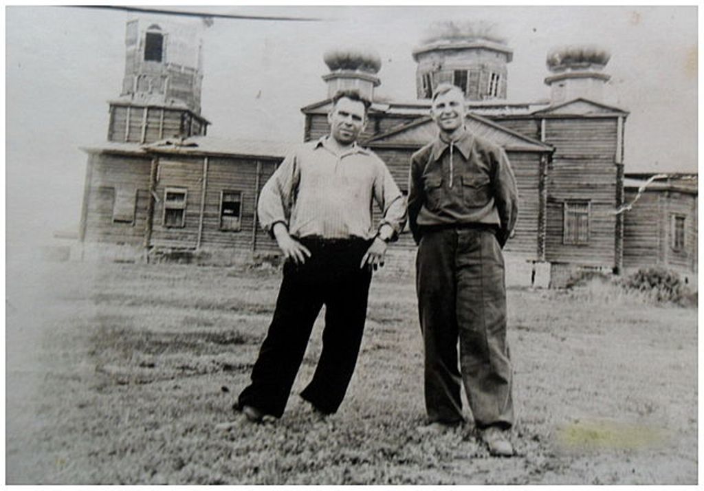 Местные парни на фоне церкви села Преображенка. 1959 год.