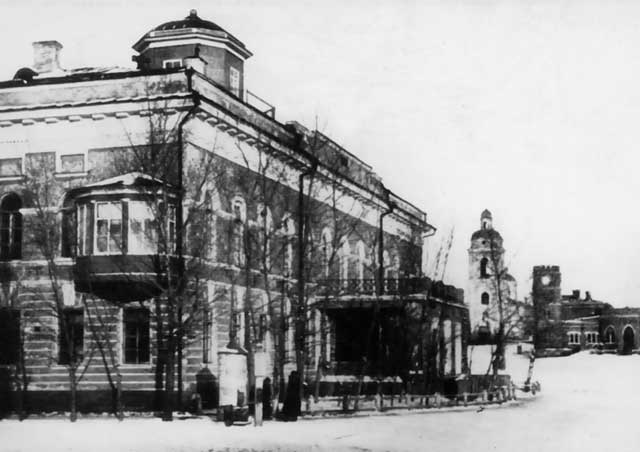 На заднем плане - Преображенский храм г. Оренбурга