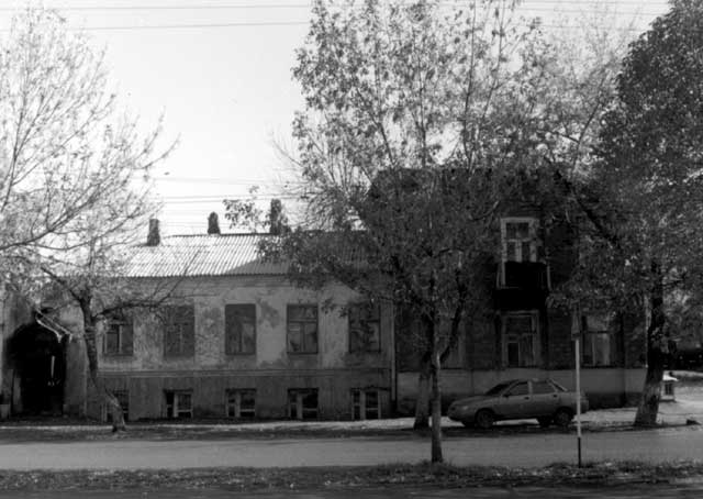 Современный вид здания Николаевского подворья с Пантелеимоновской церковью