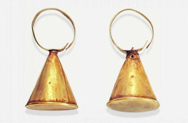 Рис. 10. Могильник Покровка 2. курган 3, погребение 2. Золотые подвески.