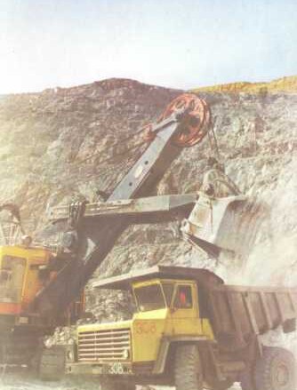 Загрузка самосвалов.