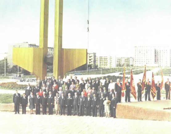 Гайские ветераны труда на центральной площади города. 