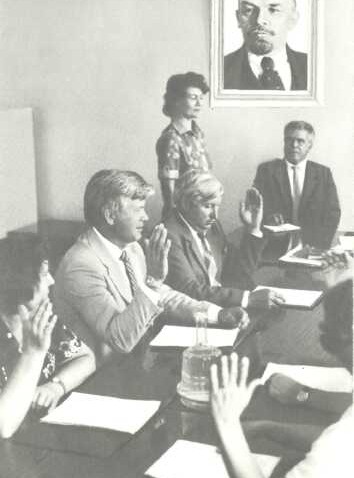 В парткоме комбината. Прием в партию. 