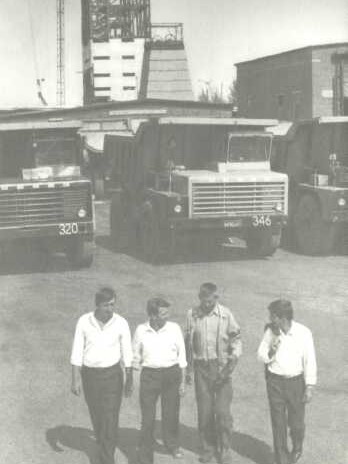 Активные участники соревнования за высокую эффективность труда водители В. А. Шаршуков, Г. Н. Бикинин, В. И. Бондаренко и В. Г. Омельченко. 