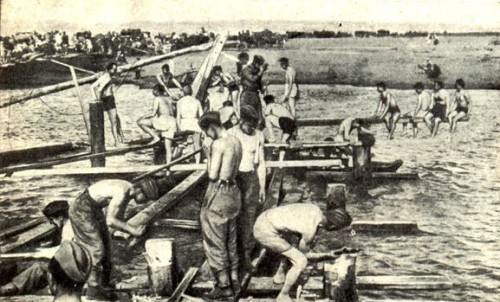 Чехословацкие воины строят мост через реку Самара