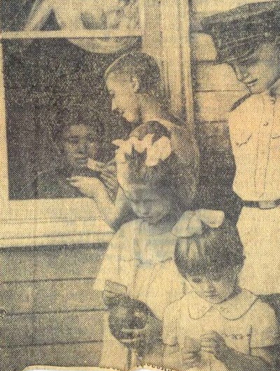 Юные пассажиры Нина Нови­кова и Юля Долбенко купили проезд­ные билеты