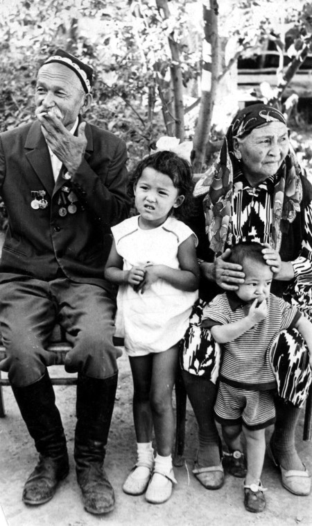 Насыр Ушурбакиев с женой и внуками