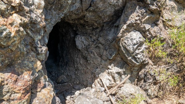 Древняя штольня Ишкининского месторождения надежно скрыта от посторонних глаз