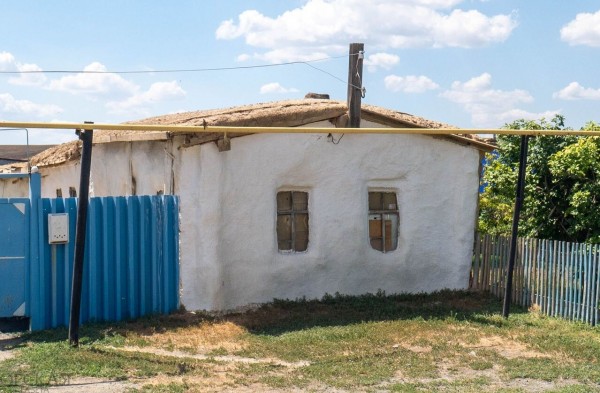 Маленький домик с саманной крышей в деревне Ишкинино