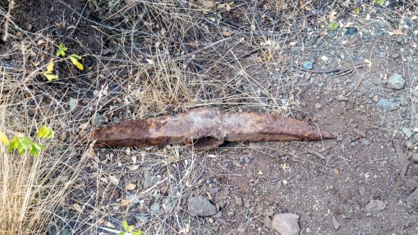 Чуть поодаль от штолен нам попалась старая кирка, пролежавшая на разведочном шурфе многие десятилетия