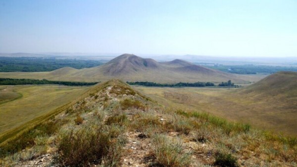 Между горой Верблюжкой (Дюяташ) и Долгими горами пролегает оживленная оренбургская трасса