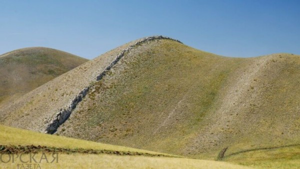 Некоторые гребни Долгих гор напоминают остатки крепостных стен