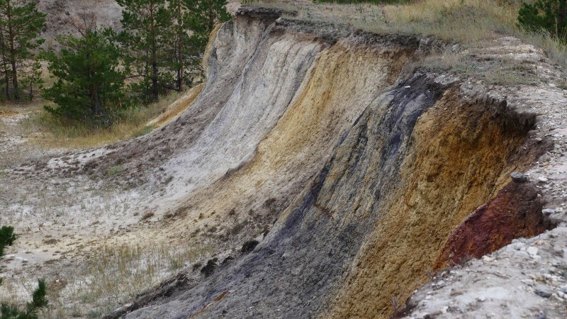 Пестроцветные стены карьера близ Андрианопольского бора привлекают внимание своей яркостью