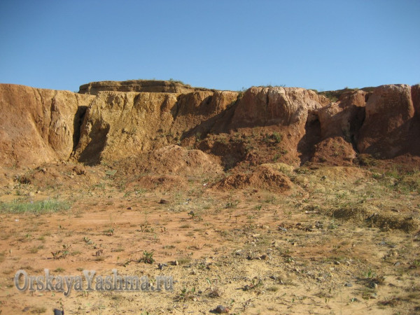 Рис. 3 Яшмоносная древняя кора выветривания. Восточный борт карьера горы Полковник.