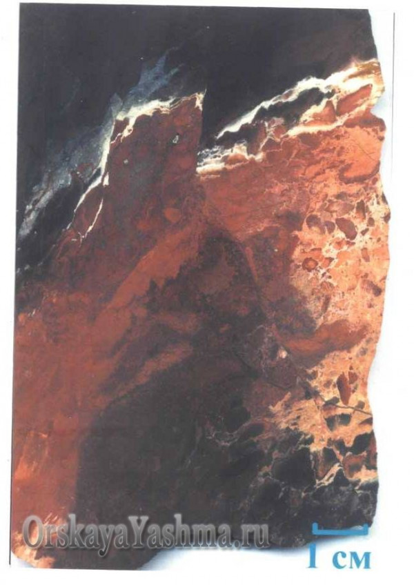 Рис. 58 Пейзажная яшма «Башня-крепость в горах»