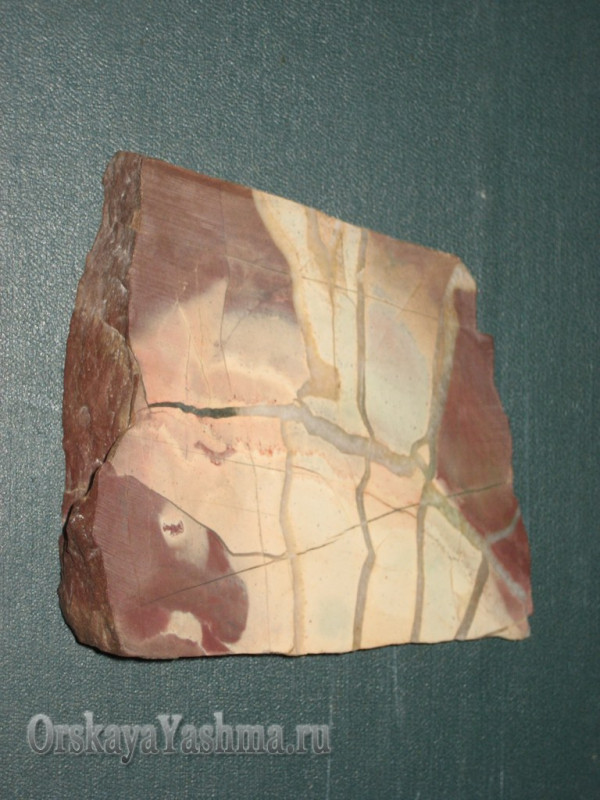 Рис. 39 Портретная яшма «Лошади на водопое» 1:1