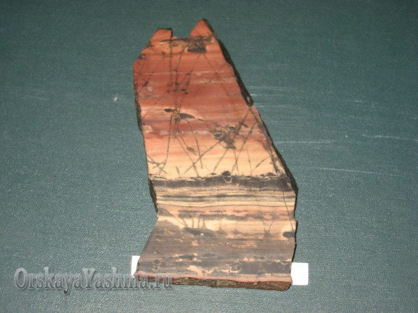 Рис. 50 Пейзажная яшма «Закат солнца на необитаемом острове» 1:1,5