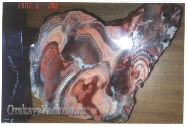 Рис. 13 Яшма агатовидной текстуры. 1:1