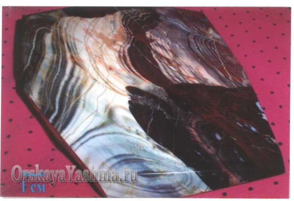 Рис. 18 Яшма. Контрастное сочетание нескольких текстур и цветов