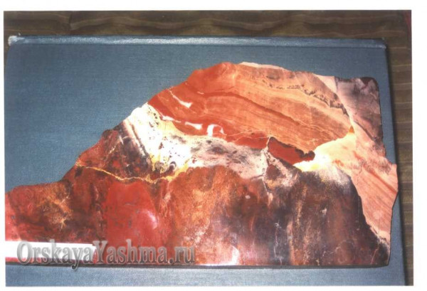 Рис. 32 Портретная яшма. «В пещере гномов»; 1:2