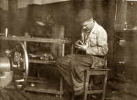 В.Н. Елесин, 15-летний рабочий завода тяжёлого машиностроения (ОЗТМ), эвакуированного из г. Краматорска (Украина). Снимок 1944 года.