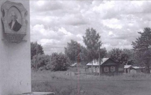 Въездная стела в село Державино