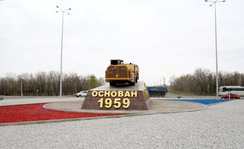 Погрузочно-доставочная машина на въезде в г. Гай из Орска