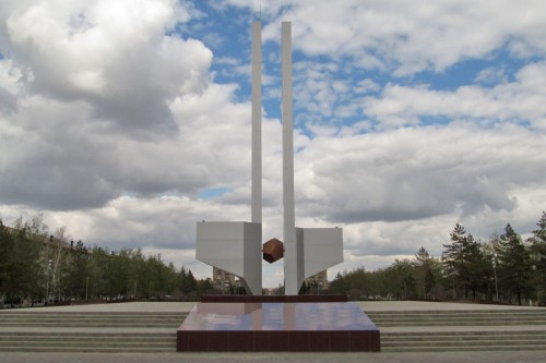 Стела «Первопроходцам Гая» г. Гай